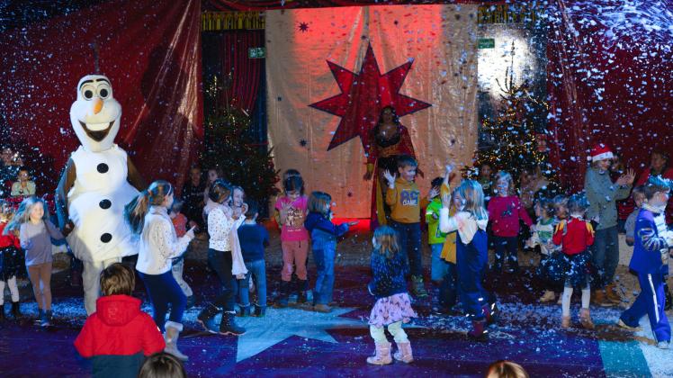 Pinneberger Weihnachtszirkus
Circus Bravo
Schlussbild mit Schneemann Olaf und Kindern in der Manege
Pinneberg, Marktplatz, 23.12.2022