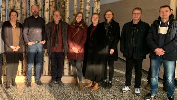 Die Lehrer Martina Mehrens (von links) und Marian Münch luden wieder zum Ehemaligentreff ins Ganderkeseer Gymnasium. Mit dabei waren auch Studienrat i.R. Jürgen Baier und Erster Gemeinderat Matthias Meyer (rechts).
