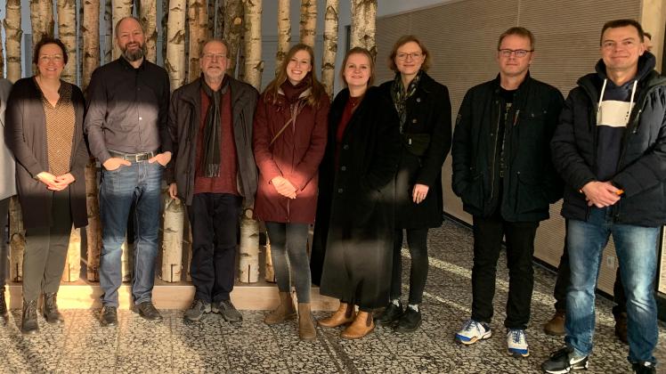 Die Lehrer Martina Mehrens (von links) und Marian Münch luden wieder zum Ehemaligentreff ins Ganderkeseer Gymnasium. Mit dabei waren auch Studienrat i.R. Jürgen Baier und Erster Gemeinderat Matthias Meyer (rechts).