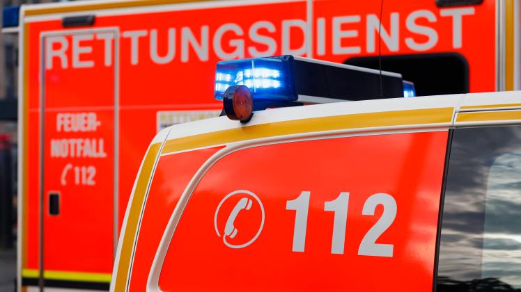 Rettungswagen der Düsseldorfer Feuerwehr am HBF. (Themenbild, Symbolbild) Düsseldorf, 11.10.2020 *** Ambulance of the Dü