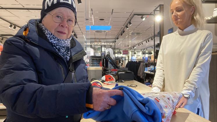 Uta Schöle (links) hat ihren Sohn aus München zu Weihnachten mit einem Kapuzenpullover überrascht: Weil der Pullover zu klein und der Sohn wieder weg ist, hat sie das Kleidungsstück am Dienstag bei Verkäuferin Caro Brumund von Männer Többens umgetauscht. 