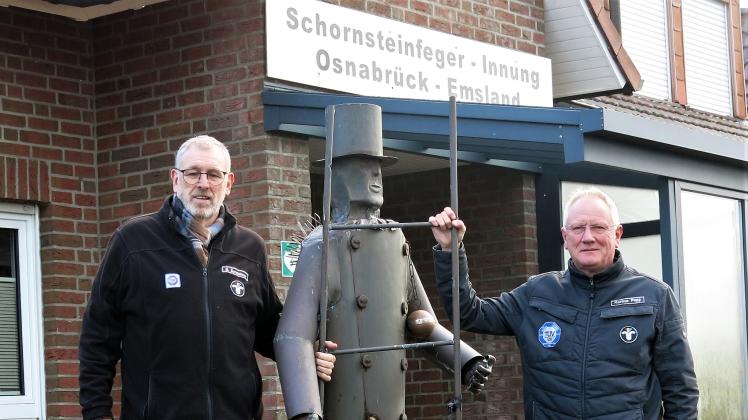Wechsel im Kehrbezirk: Berthold Zumdohme (links) wird als Bezirksschornsteinfegermeister zum 1. Januar 2023 durch Markus Popp abgelöst.