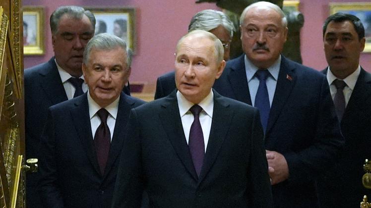 Russia's President Vladimir Putin (C), Tajikistan's President Emomali Rahmon (L), Uzbekistan's President Shavkat Mirziyoyev (2nd L), Kyrgyzstan's President Sadyr Japarov (R) and Belarus' President Alexander Lukashenko (2nd R) enter a hall of the State Russian Museum during an informal summit of the heads of state of the Commonwealth of Independent States (CIS) in Saint Petersburg on December 27, 2022. (Photo by Alexey DANICHEV / SPUTNIK / AFP)