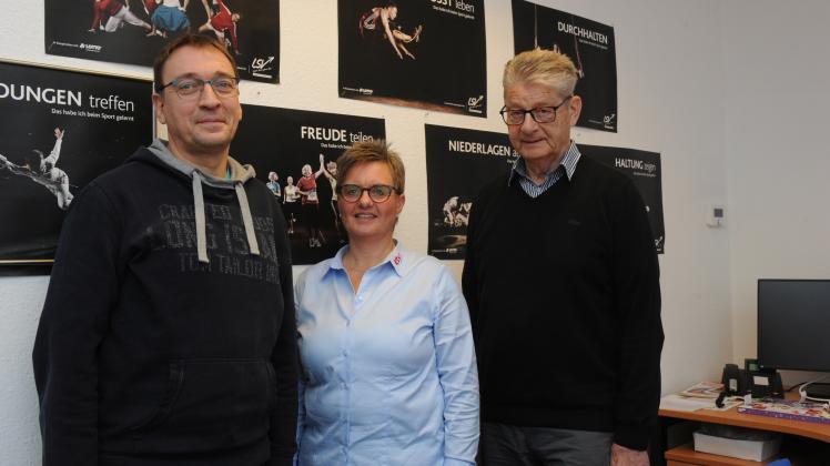 Wilma Arndt mit Matthias Hansen (l.) und Dirk Weimar.