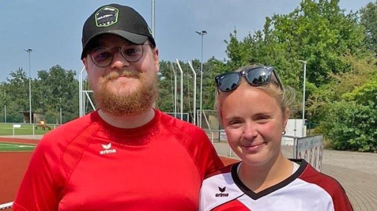 Katharina Trey und Jarred Baedeker, Leichtathletik-Trainer des TV Hude.