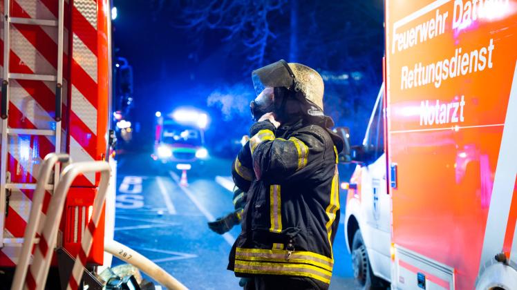 Mordkommission ermittelt nach Brand mit 8 Verletzten nach vermutlicher Brandstiftung im Keller - Bewohner über Drehleit