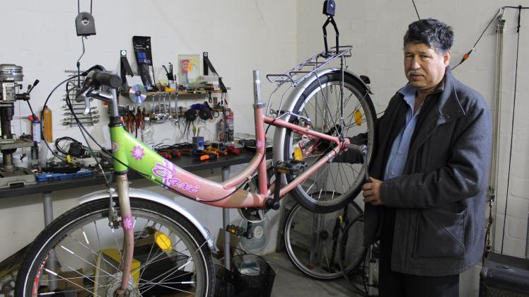 Mousa Rasule hilft gelegentlich in der Stuhrer Fahrradwerkstatt