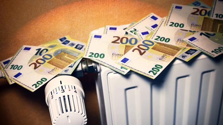 Geldscheine auf Heizung, Symbolfoto Heizkosten *** Banknotes on heating, symbol photo heating costs