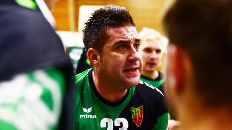 Foto Rolf Tobis
6.11.22: Handball-Landesliga 2022/23
HSG Delmenhorst II  - TS Hoykenkamp
vl
Andre Haake, Spielertrainer der TS Hoykenkamp