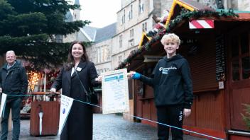 600 Schüler, Eltern und Lehrer bilden Friedenskette von der Thomas-Morus-Schule in Haste bis zum Rathaus tin Osnabrück