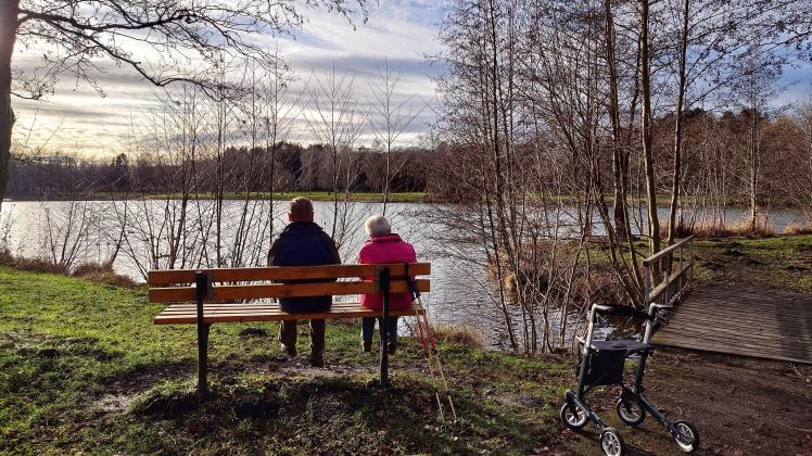 December 28, 2022, Germering, Bavaria, Germany: An elderly couple are among the many people enjoying unseasonably warm w