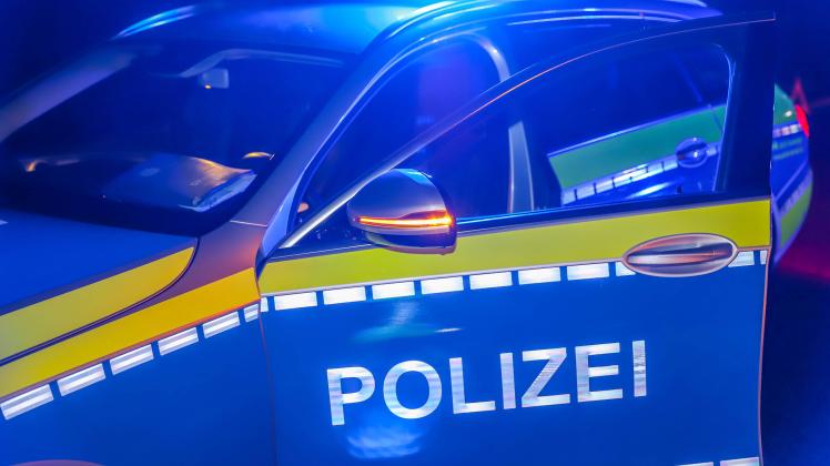 Polizei im Einsatz: Aussagekräftige Symbolbilder - Die Polizei mit Blaulicht im Einsatz Polizeikräfte im Einsatz. Aussag
