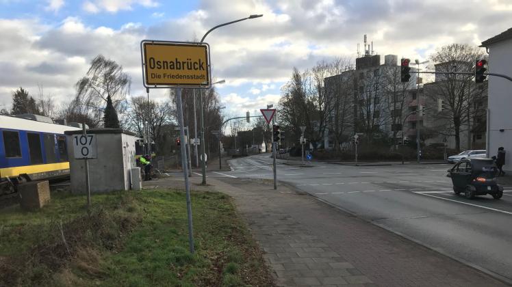 Wer die Landwehrstraße auf Beinen, Rädern oder Schienen überquert, pendelt entweder nach Osnabrück aus oder nach Lotte-Büren ein. Dass hier mitten in der Bebauung die Landesgrenze zwischen Nordrhein-Westfalen und Niedersachsen verläuft, lässt sich kaum erahnen.