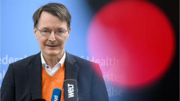 76. Bundestagssitzung Aktuell,15.12.2022 Berlin, Gesundheitsminister Karl Lauterbach (SPD) im Portrait bei seiner Rede b