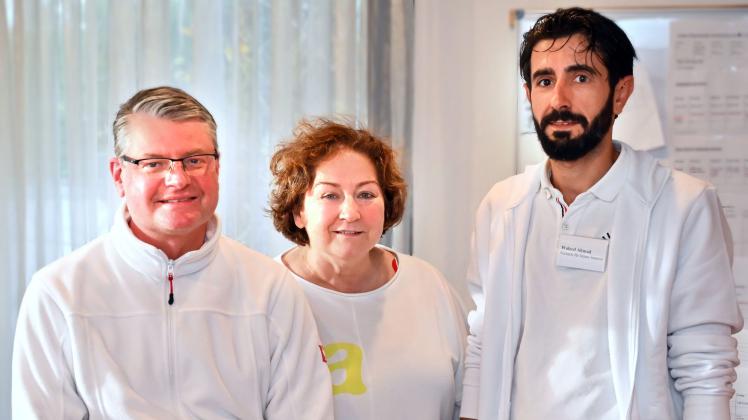 Barbara Sturm-Hesse verlässt zum Jahresende die hausärztliche Gemeinschaftspraxis Sturm-Hesse/Stoll in Brinkum und geht in den Ruhestand. Axel Stoll (links) und Waleed Ahmad führen die Arztpraxis gemeinsam fort.