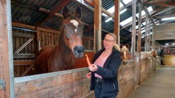 Reitstallbesitzerin Birte Schneider beruhigt ihre Pferde an Silvester mit einer Extra-Portion Futter.