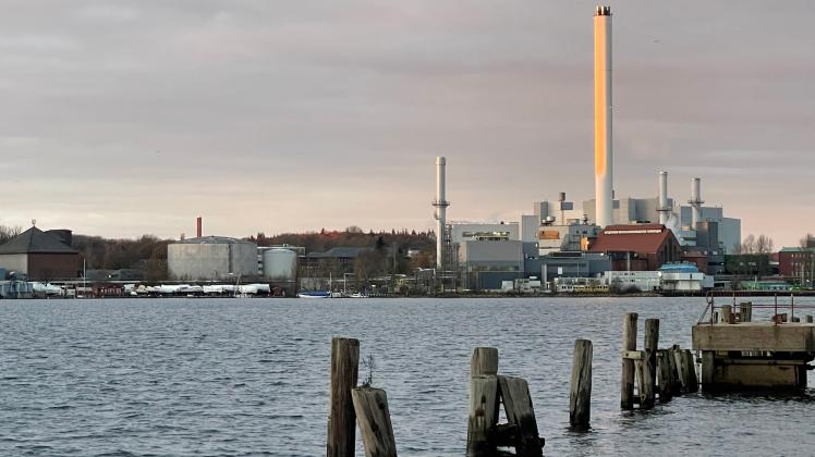 Das Kraftwerk der Stadtwerke Flensburg im Abendrot
