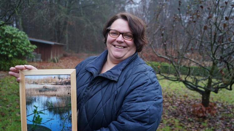 Janine Schocke zeigt auf einem Foto, wie sie die Schönheit in Boostedt wahrnimmt. Hier ist der Twiete-Teich fotografiert.