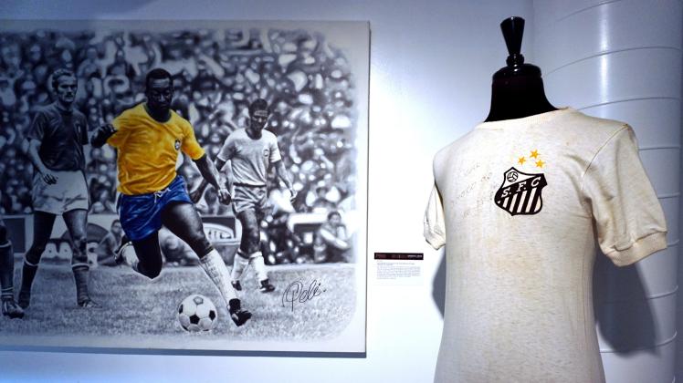 Media preview of sports memorabilia of sporting icons Pele and Mu