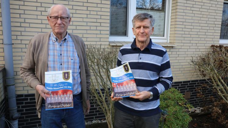 Dieter Wichmann, Vorsitzender Wedeler Männerchor von 1858, und Kassenwart Gerhard Butzlaff halten die Chronik zum 150-jährigen Bestehen des Vereins in Händen, der zum Jahresende aufgelöst wird.
