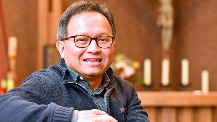 Dominik Sang Nguyen (58) ist der neue Diakon in der katholischen Kirchengemeinde St. Paulus in Stuhr-Moordeich. 
Foto: Rainer Jysch
