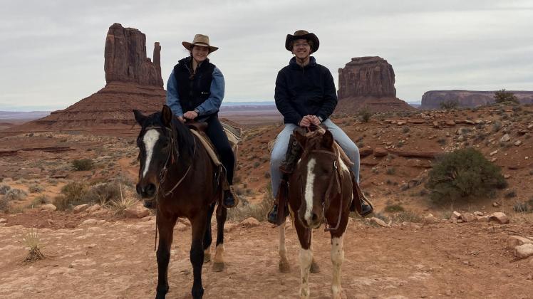 Fast wie echte Cowboys: Jule und Marvin auf einer Reittour durchs Monument Valley in den USA.