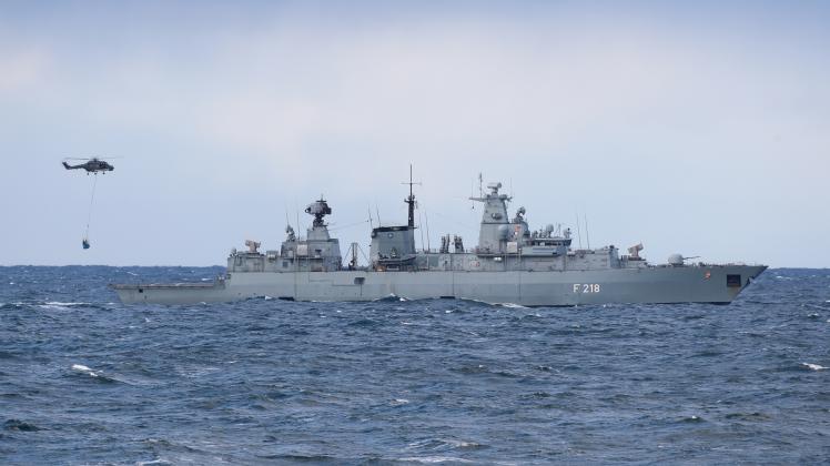 Der Bordhubschrauber Sea Lynx fliegt mit einer Außenlast zur Fregatte F 218 Mecklenburg-Vorpommern während der Übung Heimdall 2022 im Nordmeer vor der Küste von Norwegen, am 17.10.2022.