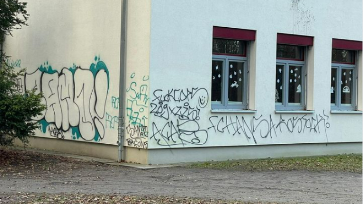 Auf der Wand der Grundschule in Kühlungsborn hat sich ein Graffiti-Sprayer illegal verewigt.