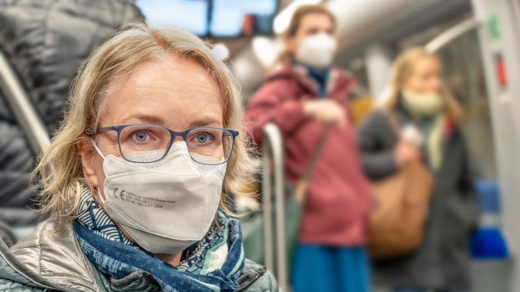 ältere Frau trägt freiwillig Maske in der U-Bahn, Symbolfoto Eigenverantwortung, München, 27. Dezember 2022 Deutschland,