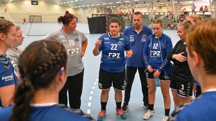 Sind nicht mehr Trainer der Handball-Frauen der HSG Uni Rostock: Philipp Heidmann und Jana Kokot (Nummer 22)
