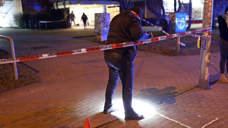 Brutale Messerattacke in Rostock: Werbe-Austräger vor Hochhaus niedergestochen und schwer verletzt – Täter flüchtet – Tatort weiträumig abgeriegelt