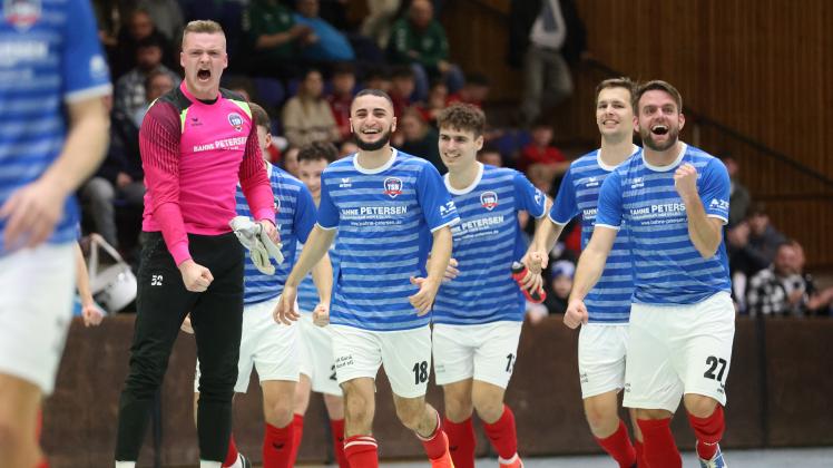 Ausgelassene Freude: Die Fußballer des TSB Flensburg feiern den Turniersieg.