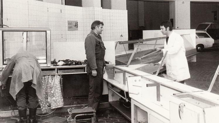 Bäcker und Fleischer bauen ihre Stände ab: Im Januar 1973 müssen sie zwecks Umbau die Markthalle räumen.