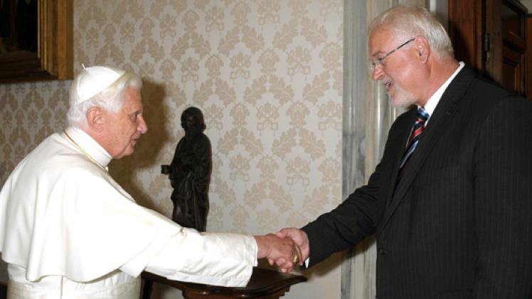 Im Jahr 2009 besuchte der damalige schleswig-holsteinische Ministerpräsident Peter Harry Carstensen den Papst in Rom. 