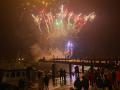 Menschen am Hafen von Hörnum bewundern das Silvesterfeuerwerk.