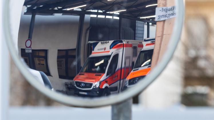Rettungswagen bei der Notaufnahme am Marienhospital in Osnabrück. 16.12.2022. / Blaulicht; Ambulanz; Krankenhaus; Unfall;Rettungsdienst; Notruf/  Foto: Michael Gründel