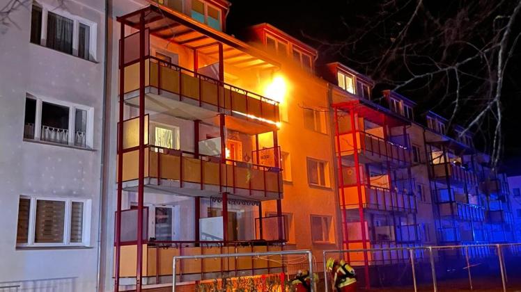 Das neue Jahr war erst wenige Minuten alt, da musste die Feuerwehr Rehna zu diesem Brand in der Ernst-Thälmann-Straße ausrücken.