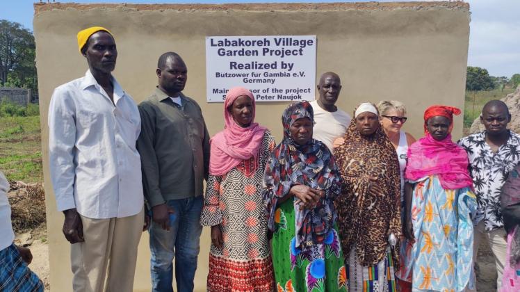 Freude bei Einheimischen und den Freunden aus Deutschland. Das Gartenprojekt in Labakoreh in Gambia nimmt Gestalt an. 