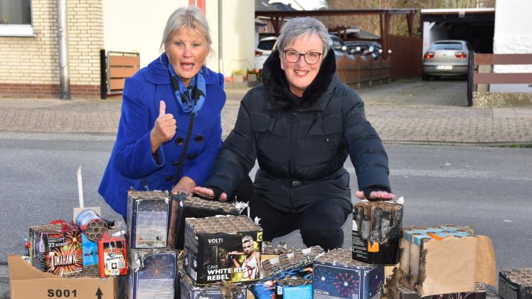 Regina Würmann (links) und Monika Garbotz freuen sich über den von Nachbarn zusammengeräumten Feuerwerks-Müll.