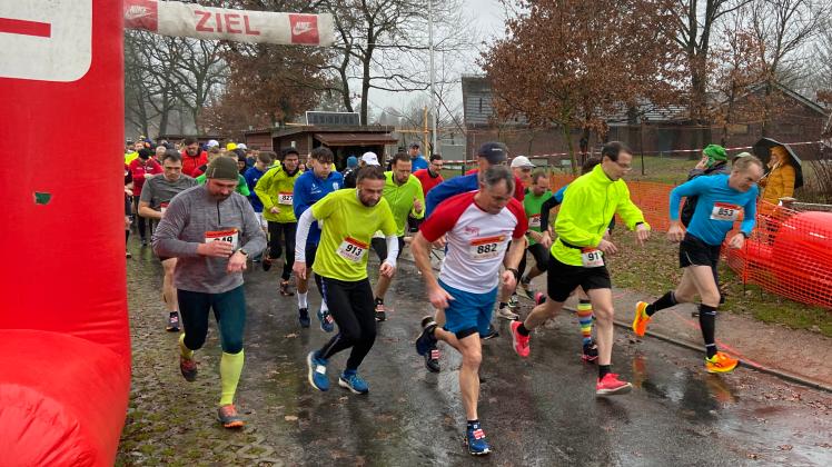 100 Läufer starteten über 10 km bei 35. Sögeler Silvesterlauf in störmendem Regen