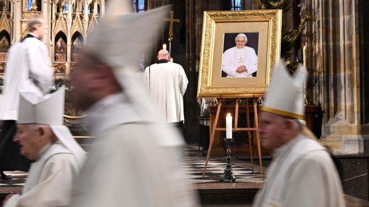 Emeritierter Papst Benedikt XVI. gestorben - Prag
