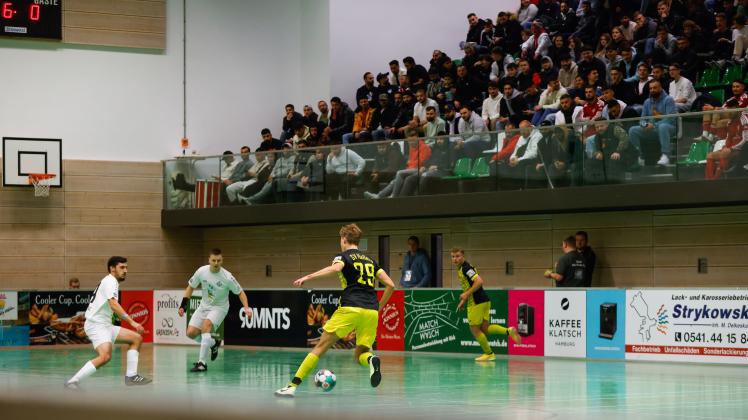 SV Hellern (schwarz gelb) gegen OSC 2. Hallenturnier, Addi-Vetter-Cup 2022: 1. Zwischenrundentag am 28. 12. in der Schlosswallhalle in Osnabrück. Foto: Michael Gründel