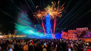 Unter dem Motto „Für Euch" begeisterte das Warnemünder Turmleuchten am Neujahrstag 2023 bei perfektem Wetter 45.000 Besucher.