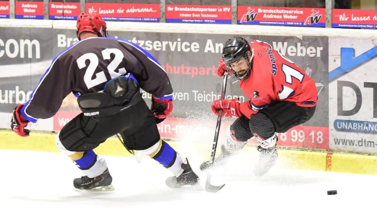 Peter Sponholz und links Jan Kelbel
Freibeuter REC vs SG Kodiaks/REC
Ostseeliga-Eishockey 2022/2023
Foto: Georg Scharnweber