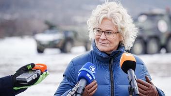 Verteidigungsministerin besucht Slowakei