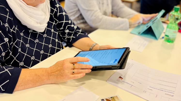 Innerhalb des Forschungsprojekts DigiKomS lädt die Fachhochschule des Mittelstands Rostock Rentner zu kostenlosen Kursen zur Nutzung digitaler Endgeräte ein.