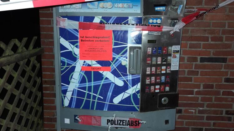 Der Zigarettenautomat an einer Häuserwand in der Itzehoer Straße Karnberg wurde durch eine Explosion schwer beschädigt.