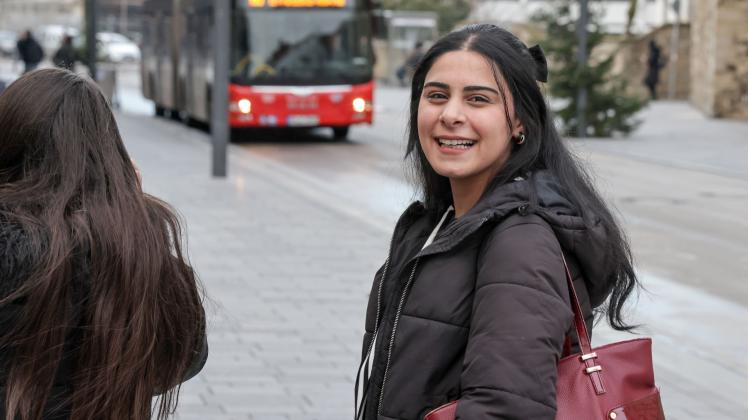 *Osnabrück:* Die 19-jährige Ariana aus Syrien möchte als ehrenamtliche Lernpatin der Gesellschaft etwas zurückgeben. 08.12.2022