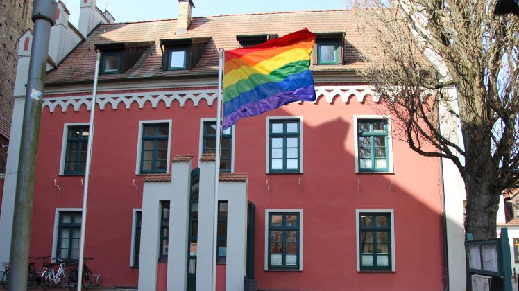 Noch ist die Regenbogenfahne am Schwaaner Rathaus reinretuschiert worden. Aber am 28. Juni soll sie hier wirklich wehen.