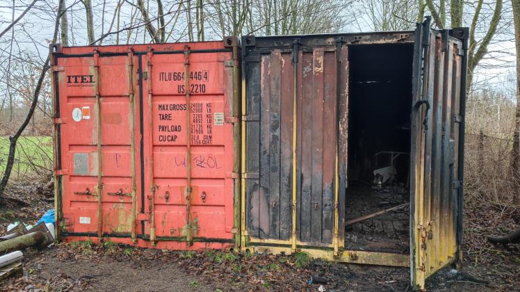 Dieser Container ist durch das Feuer stark in Mitleidenschaft gezogen worden, ein anderer brannte komplett aus.